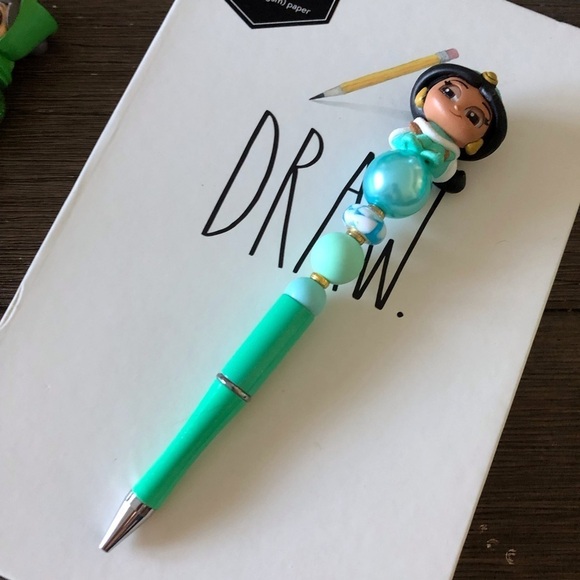 Disney Doorables: Aladdin: Princess Jasmine winter outfit handmade beaded pen - Picture 2 of 3